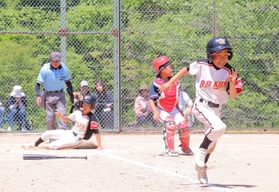 １回裏に３点目を奪取するベースボールキッズ丹波の選手ら＝春日総合運動公園