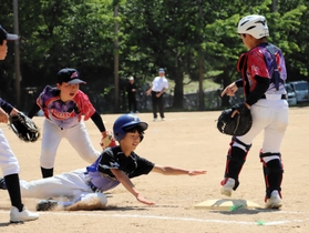 熱戦を繰り広げる竹田と広谷の選手ら＝いずれも香美町香住区境