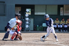 蓮池トップライナーズ－魚住フェニックス　力強いスイングを見せる蓮池トップライナーズの選手＝いずれも日岡山公園野球場