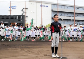 開会式で選手宣誓する唐櫃北神の真部太一主将