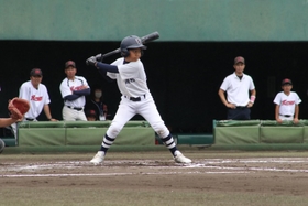 鋭いバッティングをみせる高羽の選手