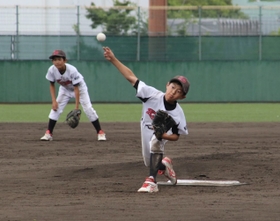 力強い投球をみせる広陵の投手