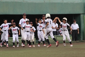 先制して喜ぶ広陵の選手たち＝いずれもＧ７スタジアム神戸
