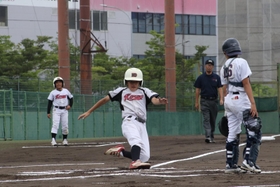 本塁に生還する広陵の選手