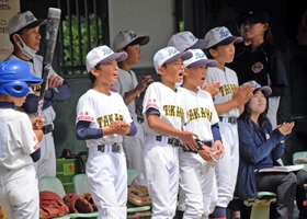 決勝・ブレーブス高丘ー魚住フェニックス　グラウンドのチームメートに声援を送り続けるブレーブス高丘の選手ら