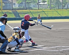 準決勝・東播ナインストリームー魚住フェニックス　１回、東播ナインストリームの先頭打者が安打を放つ