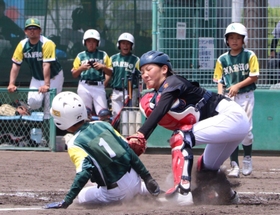 タッチアウトで失点を防いだ芦屋Ｃベアーズの福元優里捕手