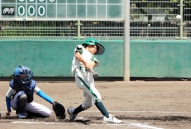 思い切りバットを振る緑ケ丘ファイターズの選手