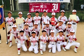 優勝した出石ジュニアベースボールクラブの選手たち＝新温泉町湯
