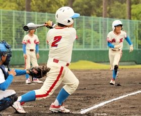 適時打を放つ北ナニワハヤテタイガースの矢之文太選手＝いずれも甲子園浜野球場