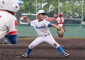 力投する潮ブルーナインの選手