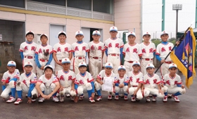優勝旗を持つ北ナニワハヤテタイガースの選手たち