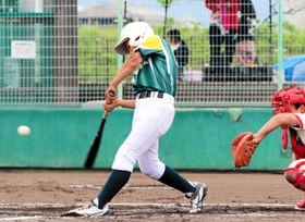 力強くバットを振る鳴尾東ビクターズの高橋笑選手