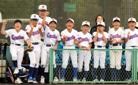 声をからして応援する泉イーグルスの選手たち