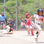 １回裏に３点目を奪取するベースボールキッズ丹波の選手ら＝春日総合運動公園