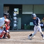 蓮池トップライナーズ－魚住フェニックス　力強いスイングを見せる蓮池トップライナーズの選手＝いずれも日岡山公園野球場