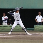 鋭いバッティングをみせる高羽の選手