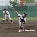 力強い投球をみせる広陵の投手