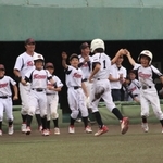 先制して喜ぶ広陵の選手たち＝いずれもＧ７スタジアム神戸