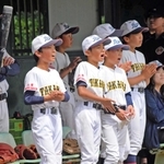 決勝・ブレーブス高丘ー魚住フェニックス　グラウンドのチームメートに声援を送り続けるブレーブス高丘の選手ら