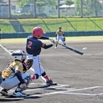 準決勝・東播ナインストリームー魚住フェニックス　１回、東播ナインストリームの先頭打者が安打を放つ