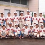 優勝旗を持つ北ナニワハヤテタイガースの選手たち