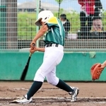 力強くバットを振る鳴尾東ビクターズの高橋笑選手