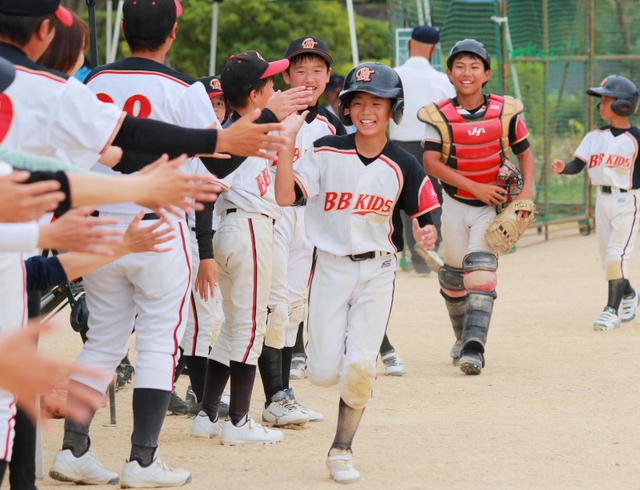 ランニングホームランを放ち、満面の笑みを見せるベースボールキッズ丹波の和田凰佑投手（中央）＝いずれも三田市三輪