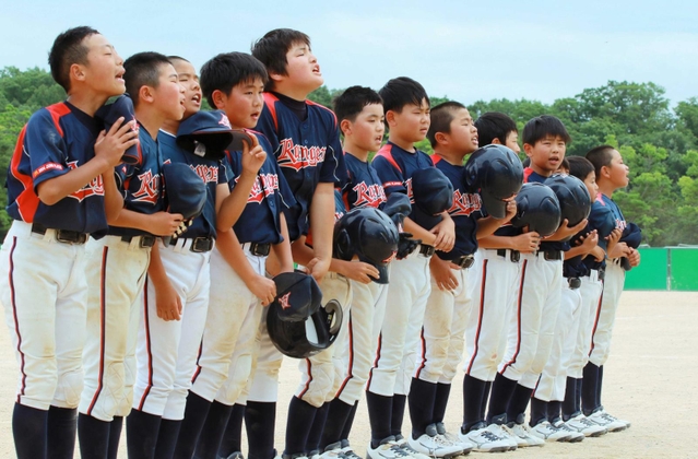 全力で戦い抜き、応援してくれた家族らに感謝を伝える青垣レンジャーズの選手たち