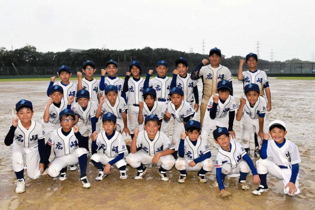 １５年ぶりの優勝を果たした広峰ジャガーズの選手たち＝姫路市白浜町甲、白浜新開野球場