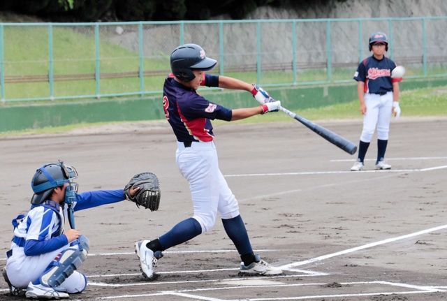 先頭打者ホームランを放つ木下順平投手＝いずれも洲本市宇原