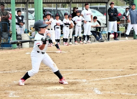 ボールを見極めて勝負する選手＝いずれも淡路佐野運動公園