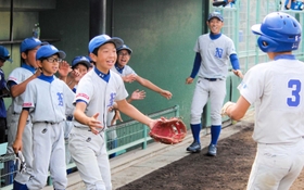 得点した仲間を笑顔で迎える選手たち＝いずれも加東市高岡