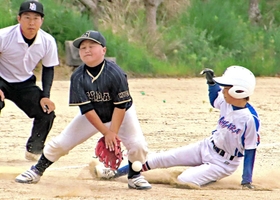 懸命にプレーする三原ジュニアベースボールクラブと西淡ジュニアスターズの選手＝五色県民健康村グラウンド