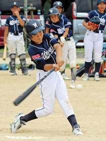 ５回に２本目の三塁打を放つウッディボーイズウエストの松井悠人選手＝いずれも三田市三輪