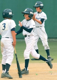 ４回、ランニング満塁本塁打を放って生還した八景エンジェルスの中津川瑛士選手（中央）＝撮影・秋山亮太