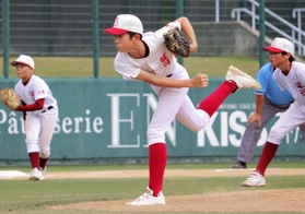 ４回表１死一、三塁のピンチに登板し、無失点に抑える味間少年野球団の安達岳主将（中央）