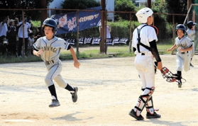 特別延長９回表、いざなぎ少年野球クラブの平松圭人選手の適時三塁打で生還する選手