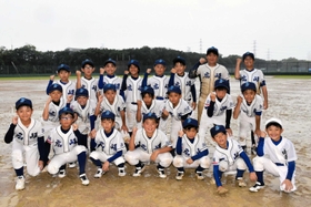 １５年ぶりの優勝を果たした広峰ジャガーズの選手たち＝姫路市白浜町甲、白浜新開野球場