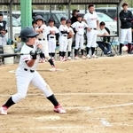 ボールを見極めて勝負する選手＝いずれも淡路佐野運動公園