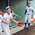 得点した仲間を笑顔で迎える選手たち＝いずれも加東市高岡