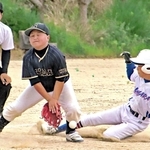 懸命にプレーする三原ジュニアベースボールクラブと西淡ジュニアスターズの選手＝五色県民健康村グラウンド