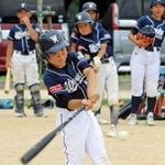 ５回に２本目の三塁打を放つウッディボーイズウエストの松井悠人選手＝いずれも三田市三輪