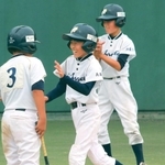 ４回、ランニング満塁本塁打を放って生還した八景エンジェルスの中津川瑛士選手（中央）＝撮影・秋山亮太