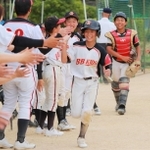 ランニングホームランを放ち、満面の笑みを見せるベースボールキッズ丹波の和田凰佑投手（中央）＝いずれも三田市三輪