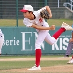 ４回表１死一、三塁のピンチに登板し、無失点に抑える味間少年野球団の安達岳主将（中央）