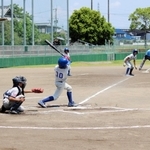 １回、右前に打球を放つ西脇野球スポーツ少年団の児玉陵平主将＝いずれもグリーンヒル・スタジアム