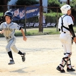 特別延長９回表、いざなぎ少年野球クラブの平松圭人選手の適時三塁打で生還する選手