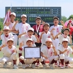 優勝を喜ぶ味間少年野球団の選手たち＝三田市三輪