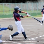 先頭打者ホームランを放つ木下順平投手＝いずれも洲本市宇原